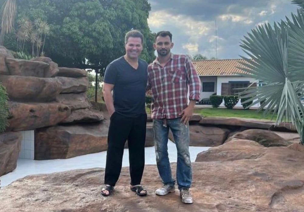 Eduardo Costa ao lado do responsável pela C.A em frente ao projeto de cachoeira artificial